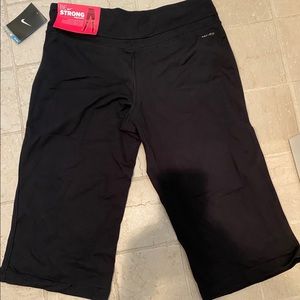 Nike women’s cropped workout pant. New with tags!